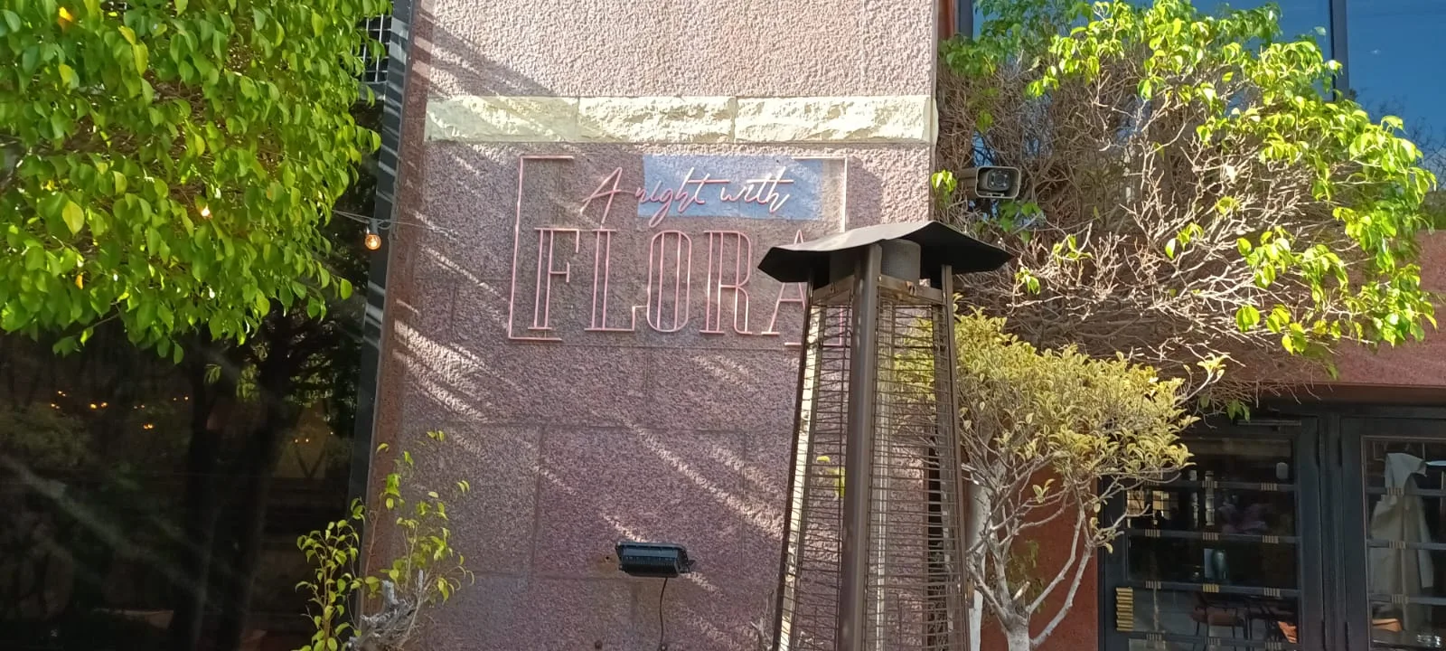 Fassade eines Hotels mit Schild 'A night with FLORA'