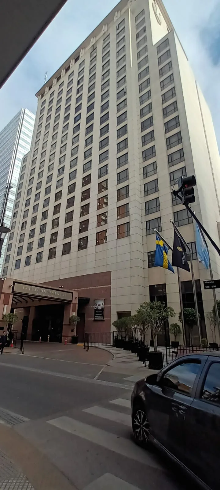 Hochhaus mit Eingang zum Intercontinental-Hotel