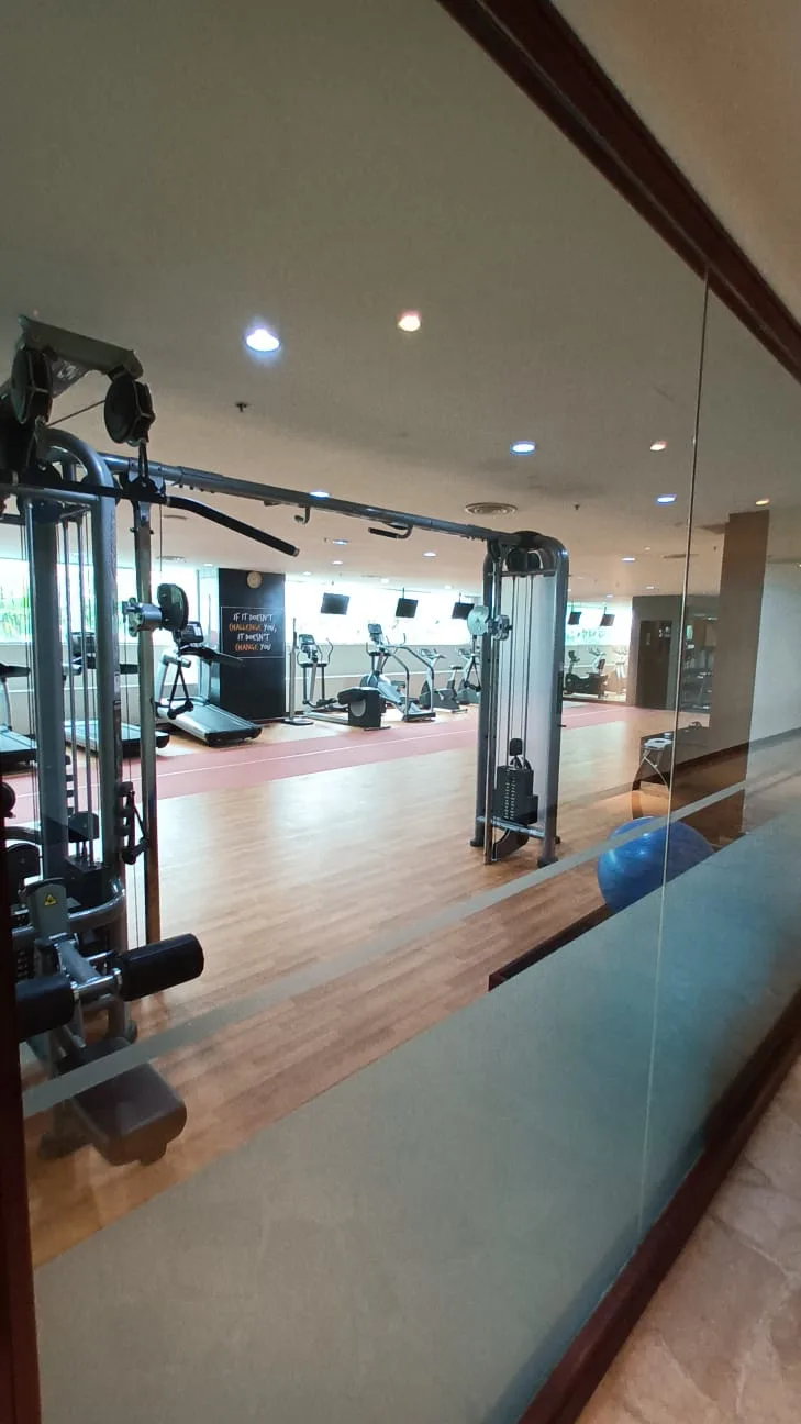 Gespiegelte Fitnessraum mit Trainingsgeräten und Spiegeln