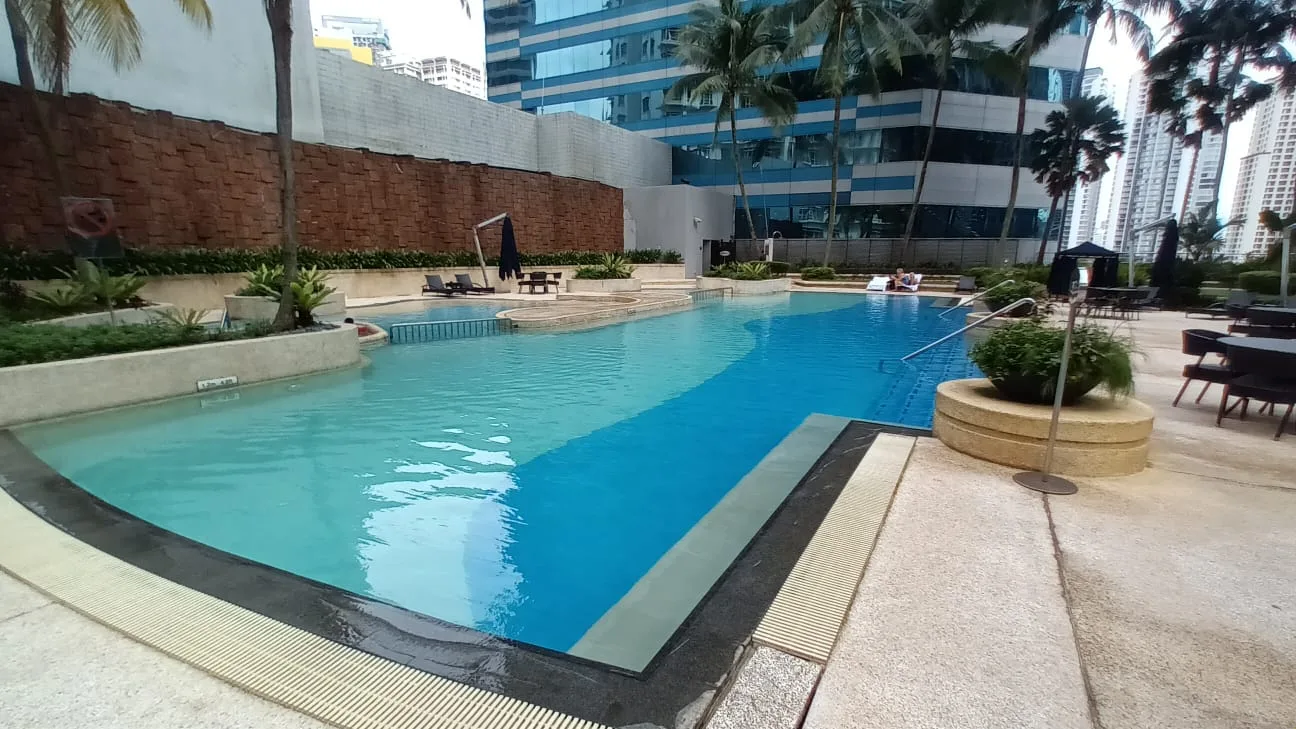 Außenbereich mit Pool und Palmen im Hotel Intercontinental Kuala Lumpur