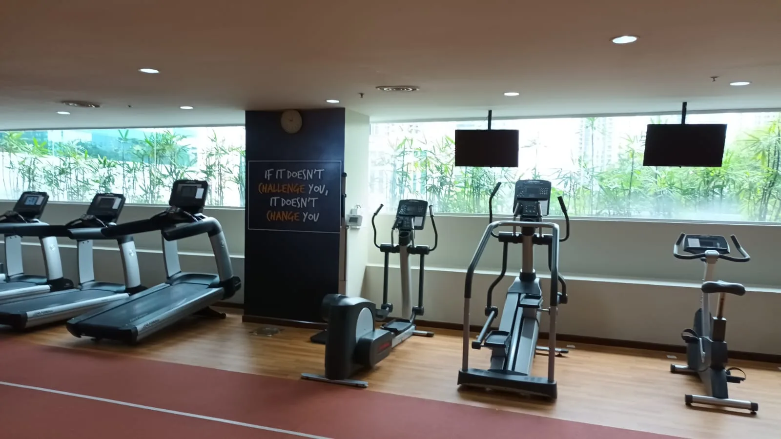 Fitnessraum mit Laufbändern, Elliptikern und Stationärrädern