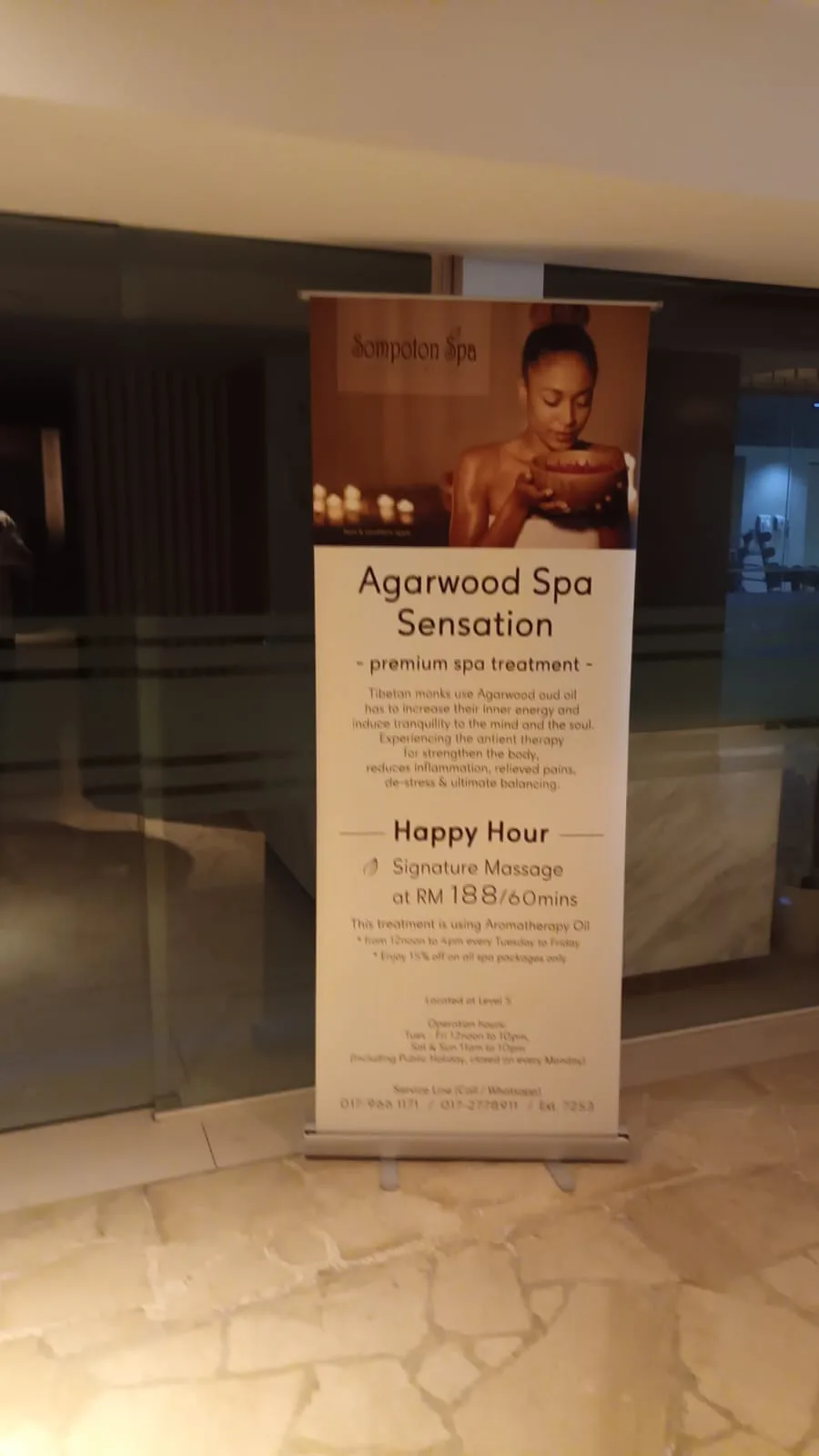Werbetafel für Spa-Behandlung mit Agarwoodöl