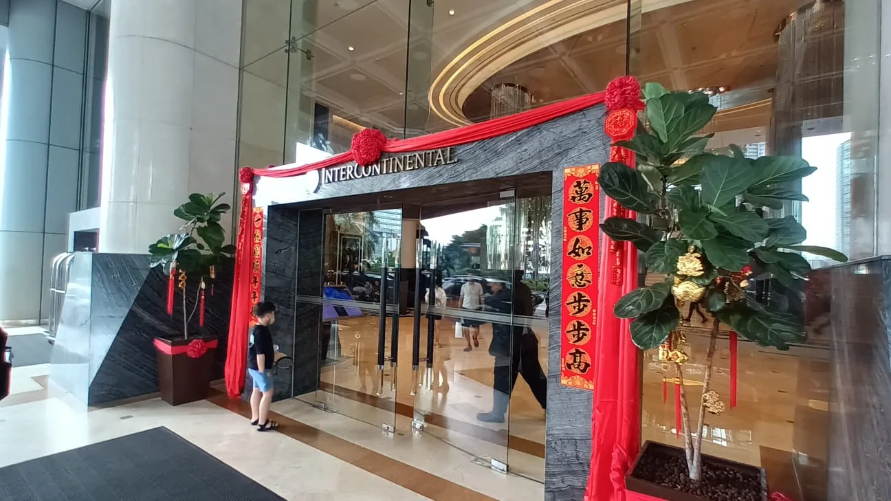 Intercontinental-Hotel-Eingang mit roten Dekorationen und Pflanzen
