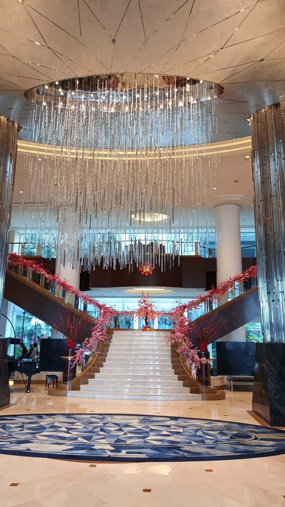 Elegant Treppenhaus mit Kronleuchter im Luxushotel
