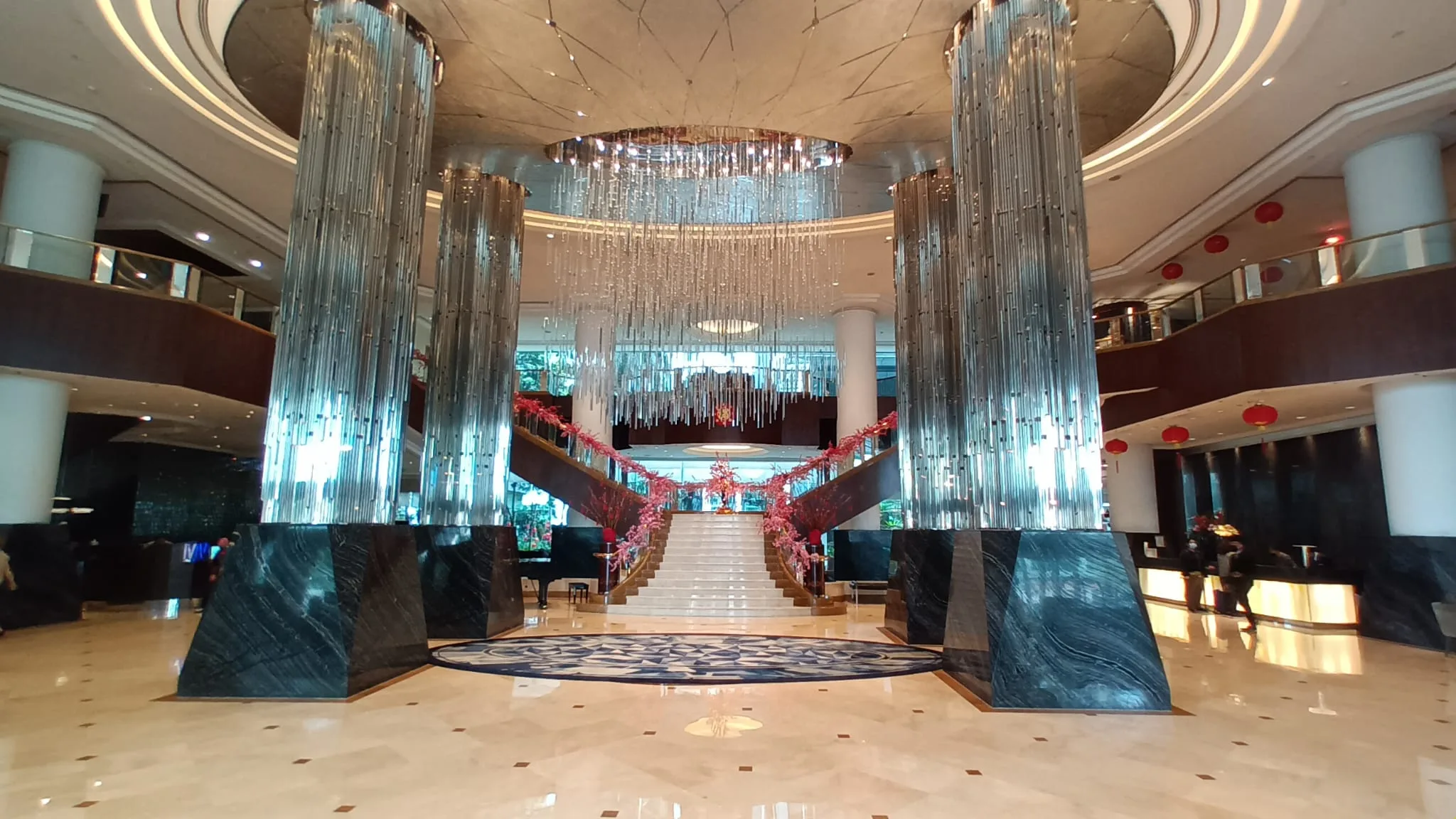 Elegant Hotellobby mit Treppenhaus und Kronleuchter