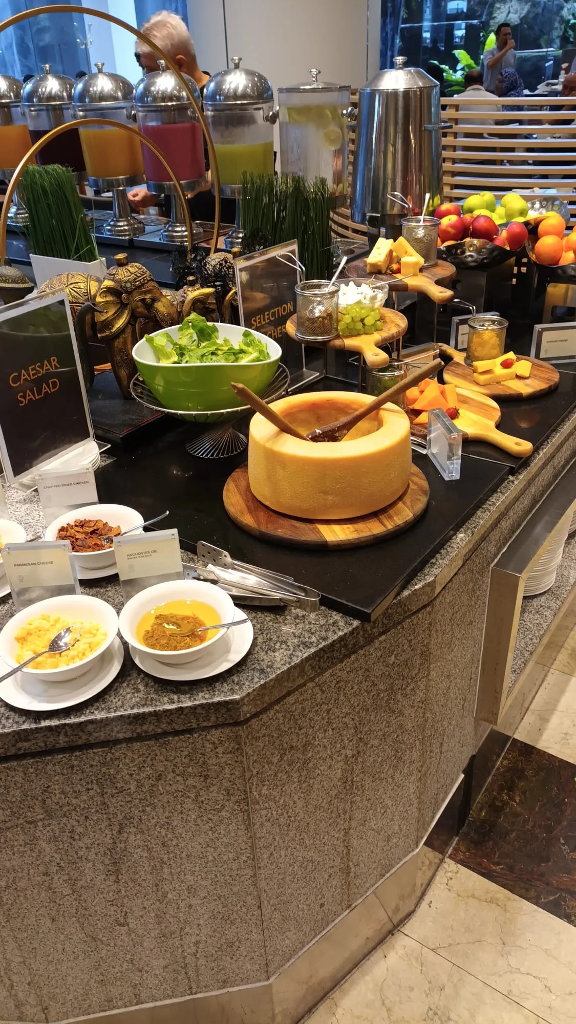 Frühstücksbuffet mit Salat, Käse und Früchten