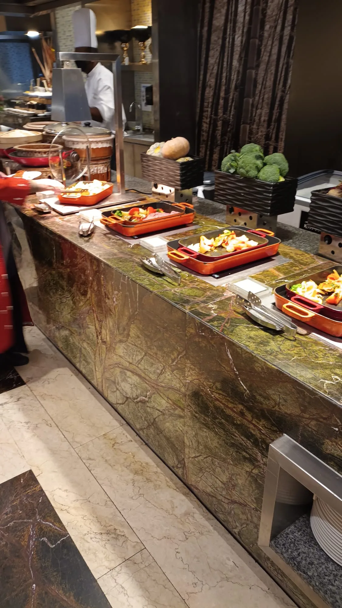 Buffet mit verschiedenen Gerichten auf Metallplatten
