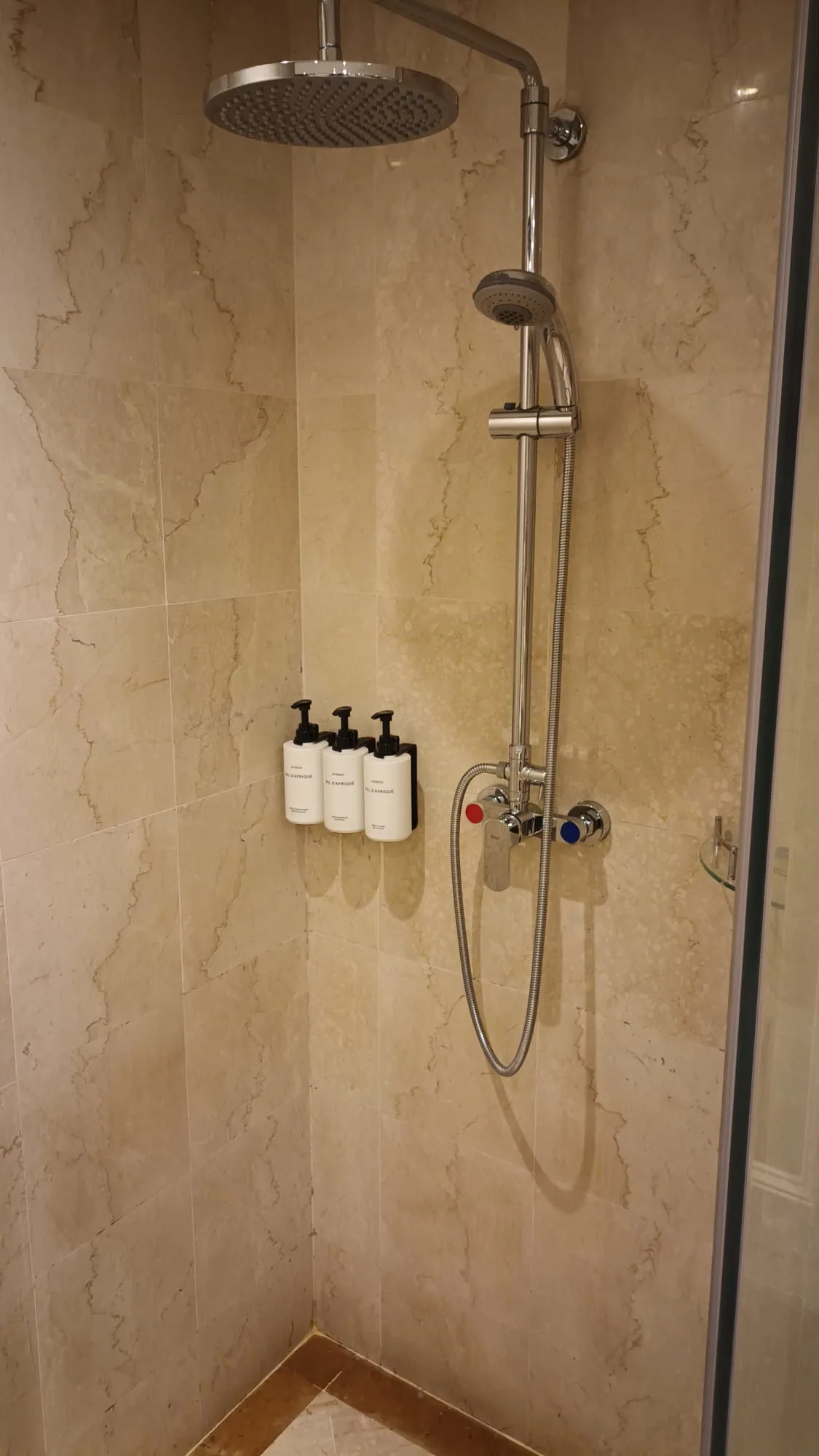 Duschbereich mit Regendusche und Handbrause