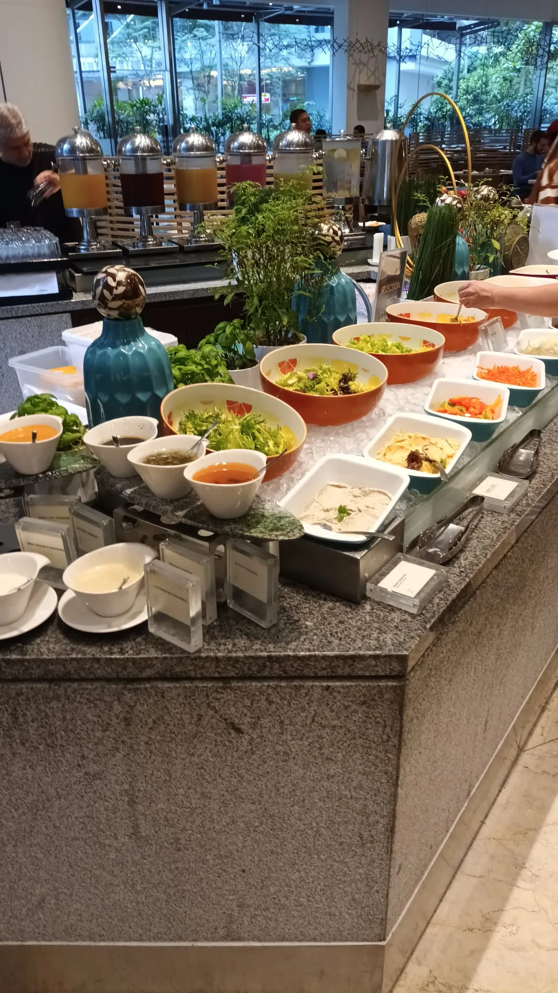 Frühstücksbuffet mit Salaten, Suppen und verschiedenen Beilagen auf einem Granitplattenbuffet