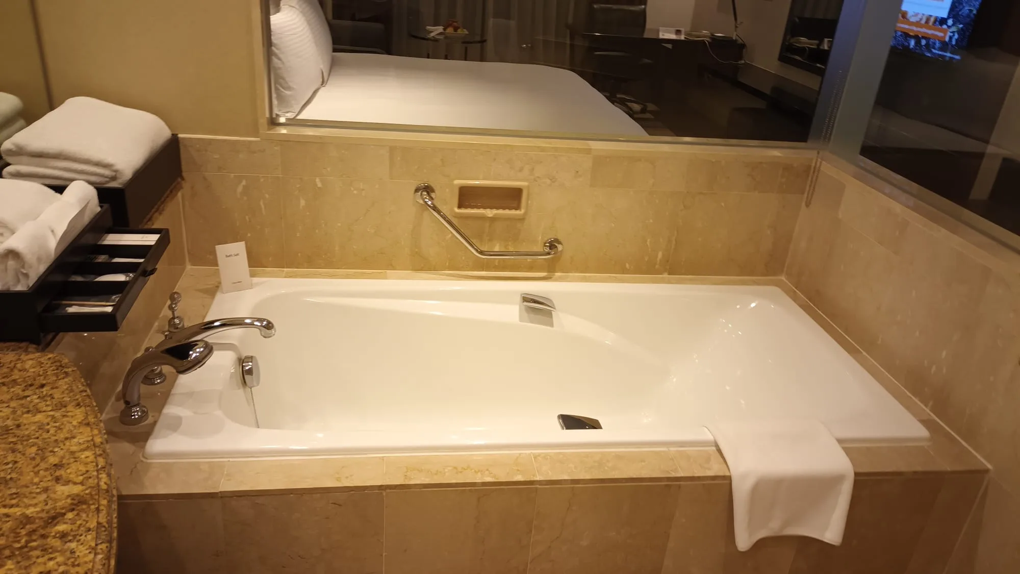 Hotelbad mit Badewanne und Handtuchhalter