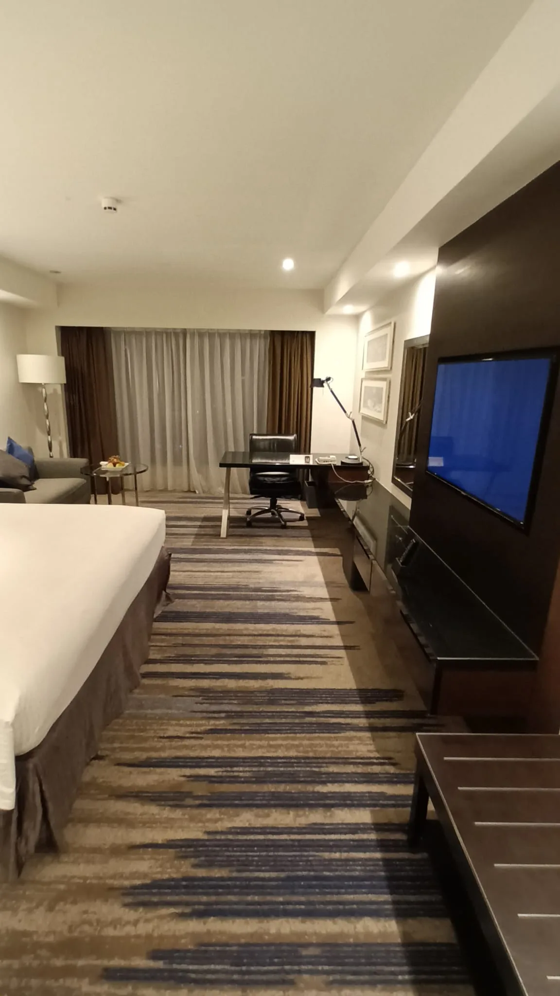 Hotelzimmer mit Doppelbett und Schreibtisch