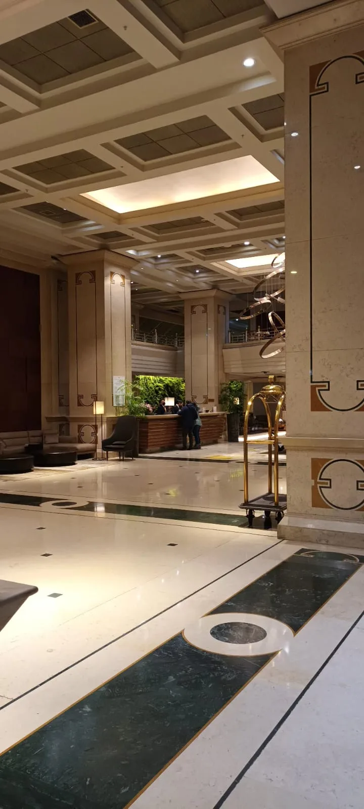 Elegant Hotellobby mit Säulen und Marmorboden