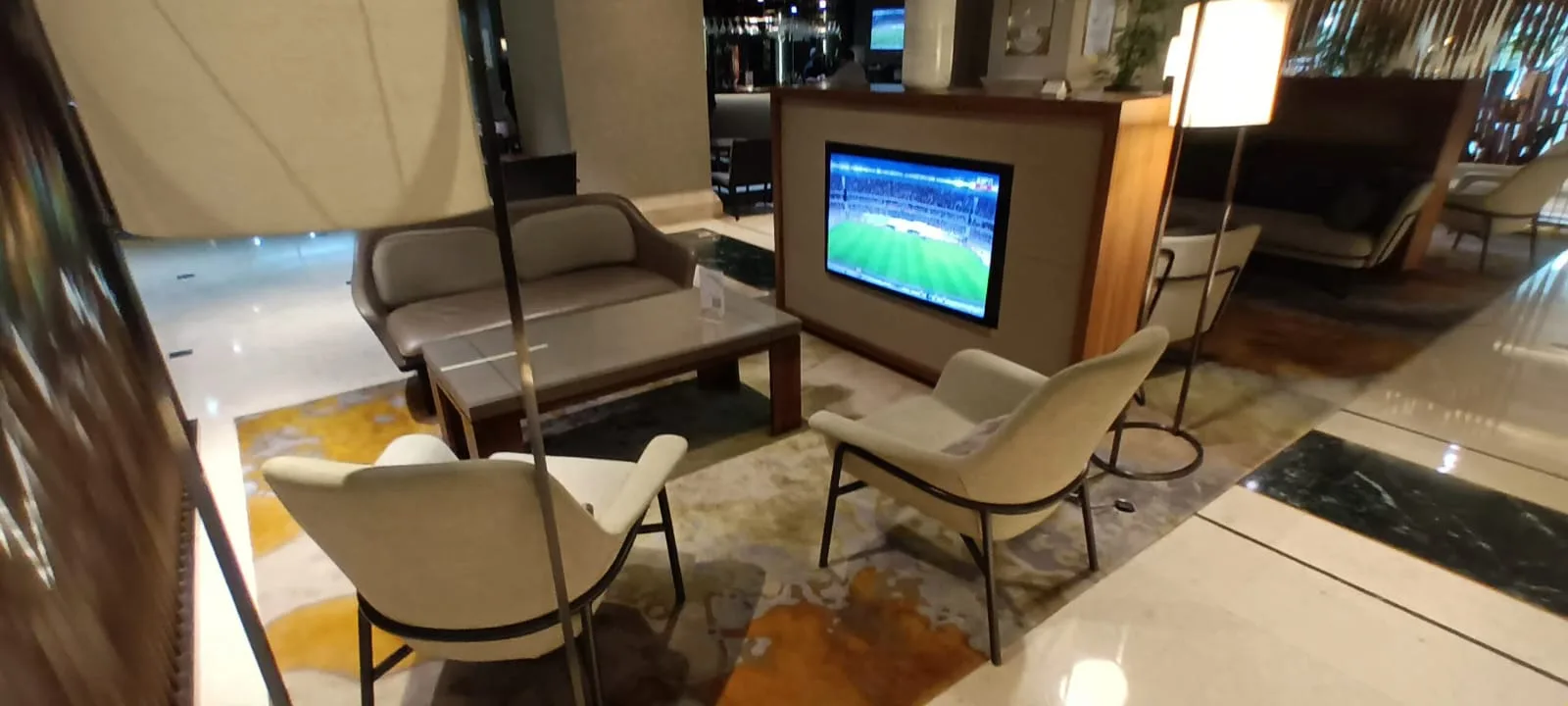 Loungebereich mit Sesseln und Couch im Hotel