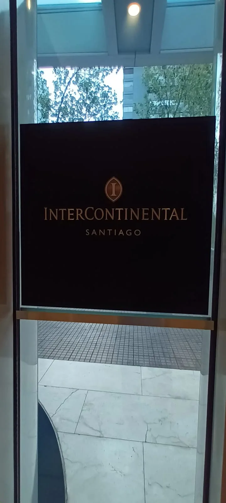 InterContinental-Schild im Eingangsbereich eines Hotels
