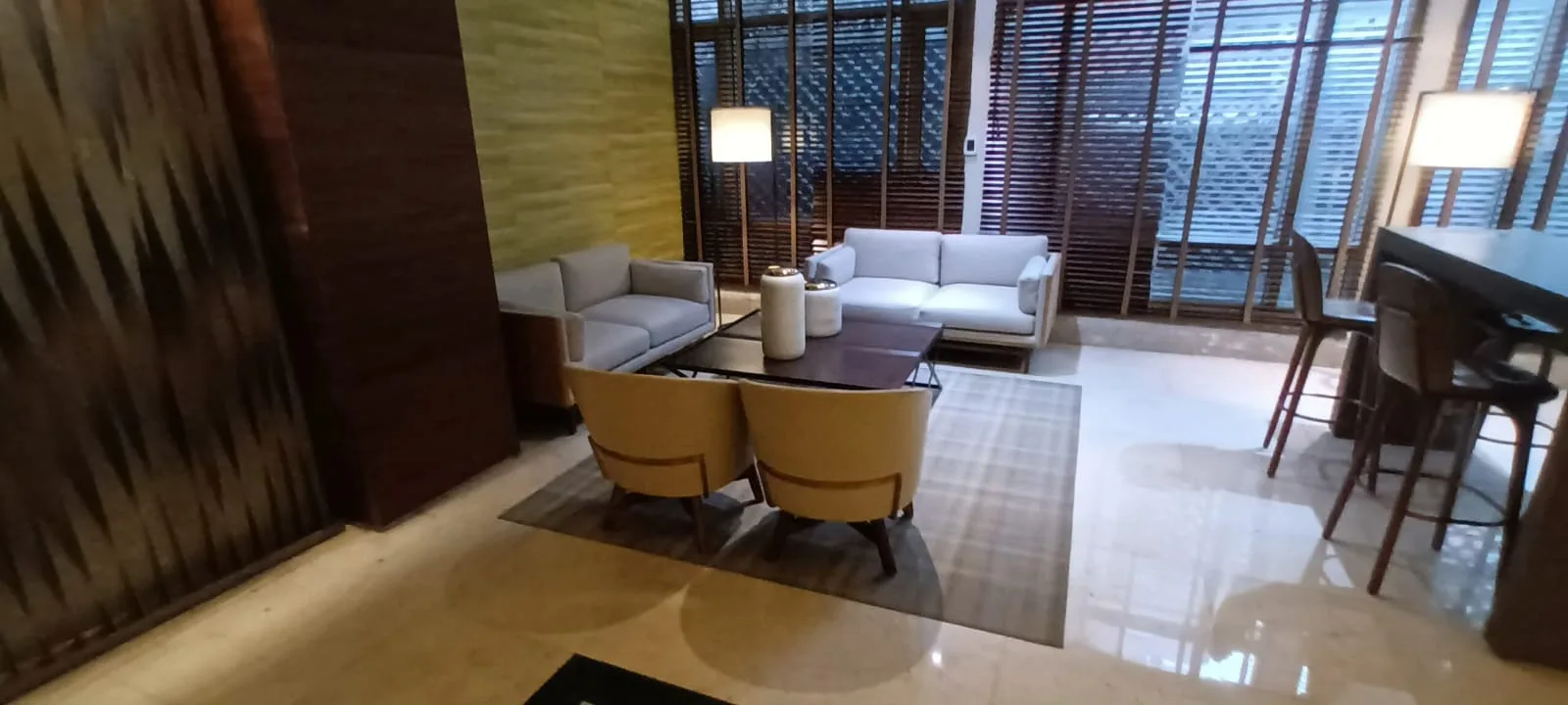 Loungebereich mit Couch und Sesseln im modernen Design
