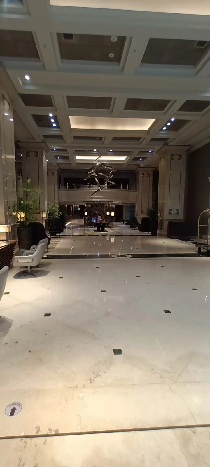 Lobby eines Hotels mit Marmorfußboden und Deckenleuchten