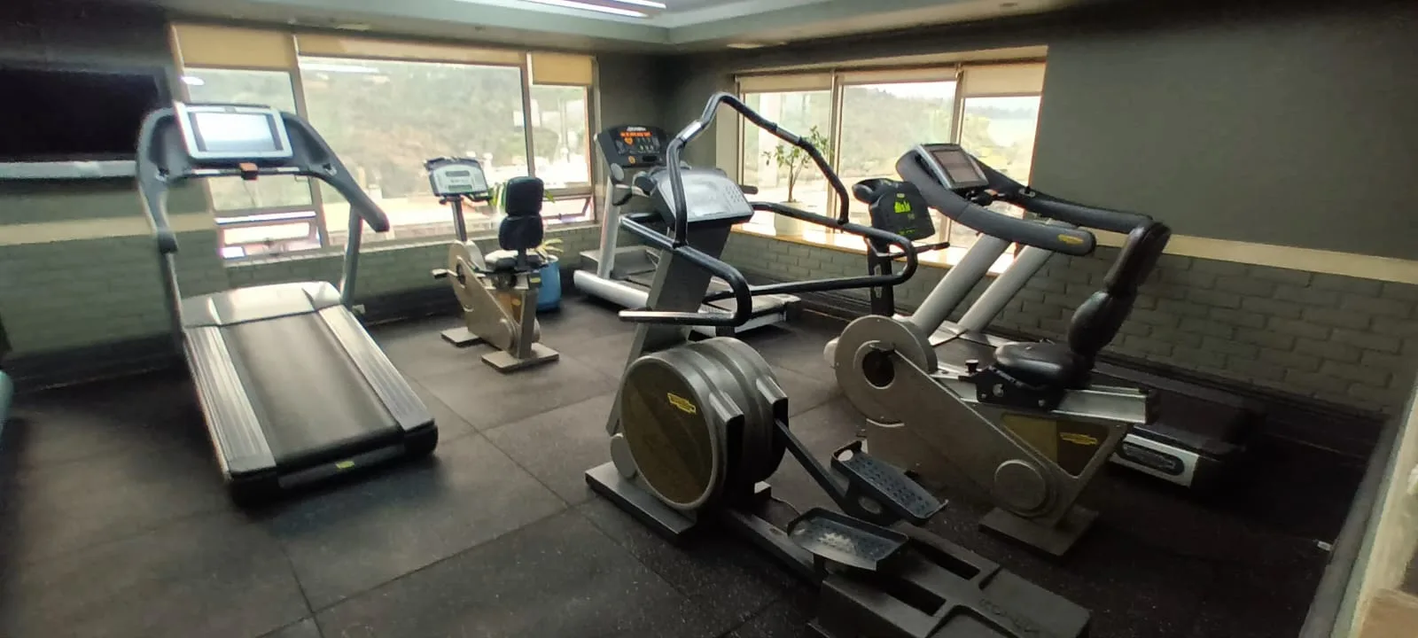 Fitnessraum mit Laufband, Fahrrad und Elliptical Trainer