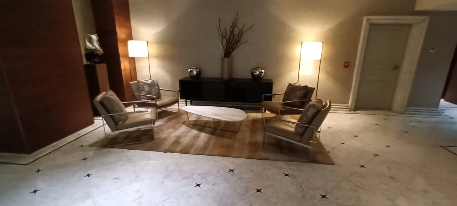 Lobby mit Sesseln und Couchtisch im modernen Design
