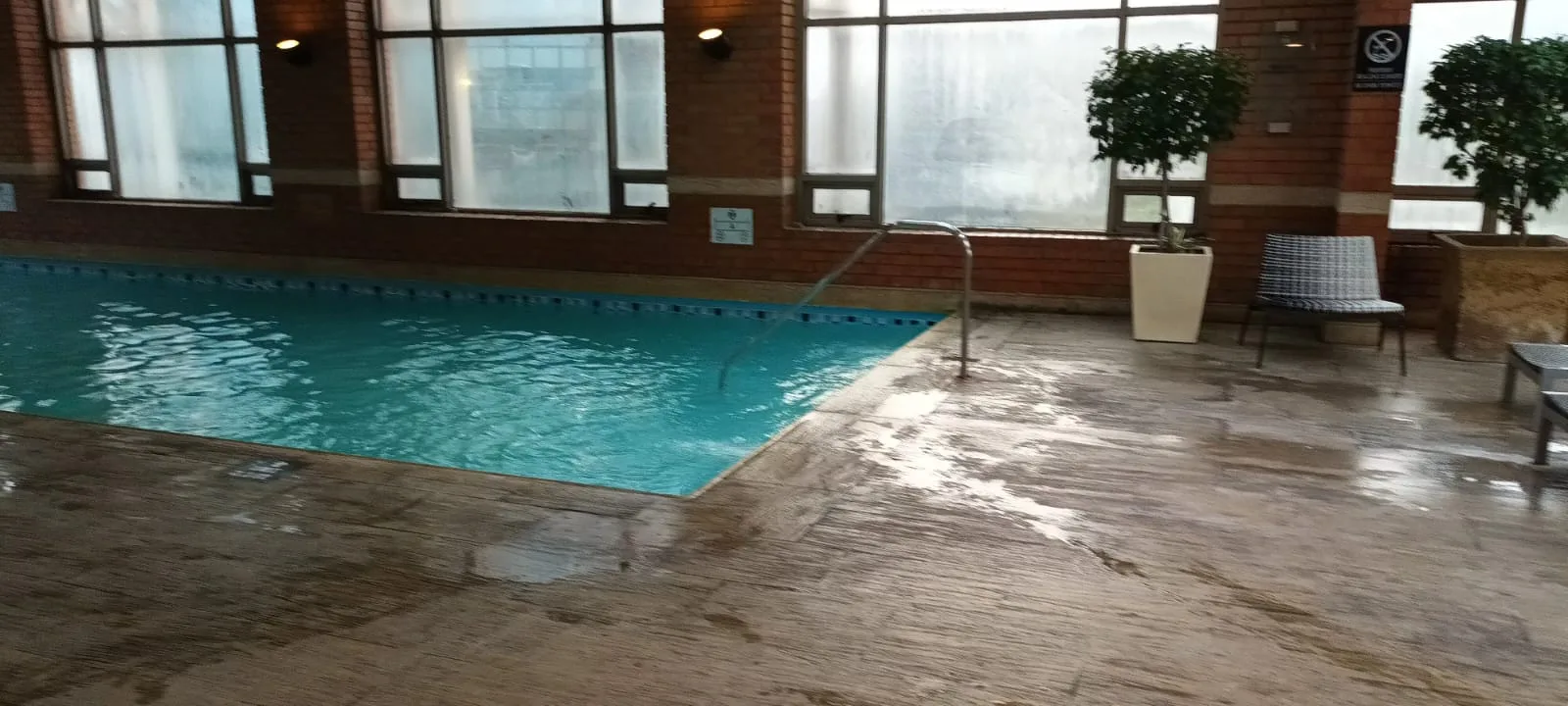 Indoor-Pool mit Sitzgelegenheiten und Pflanzen