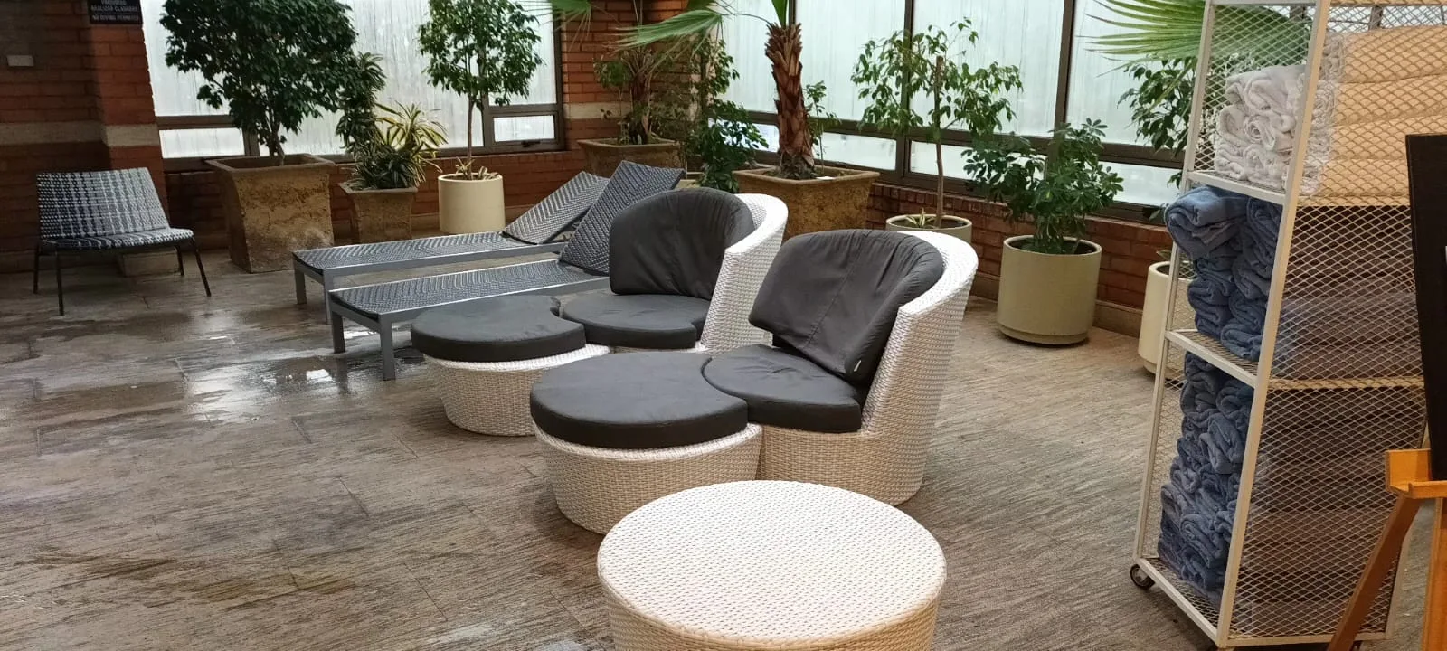 Außenbereich eines Hotels mit Sitzmöbeln und Pflanzen