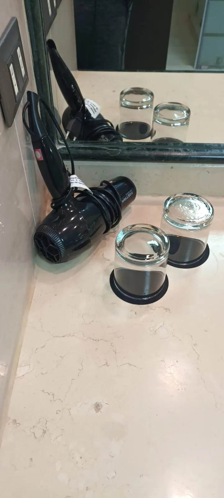 Haartrockner auf Badezimmerschrank mit Spiegelspiegelung