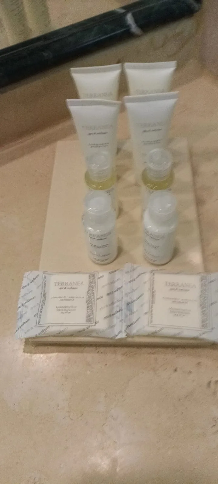 Hotelzubehör auf einem Serviettenhalter