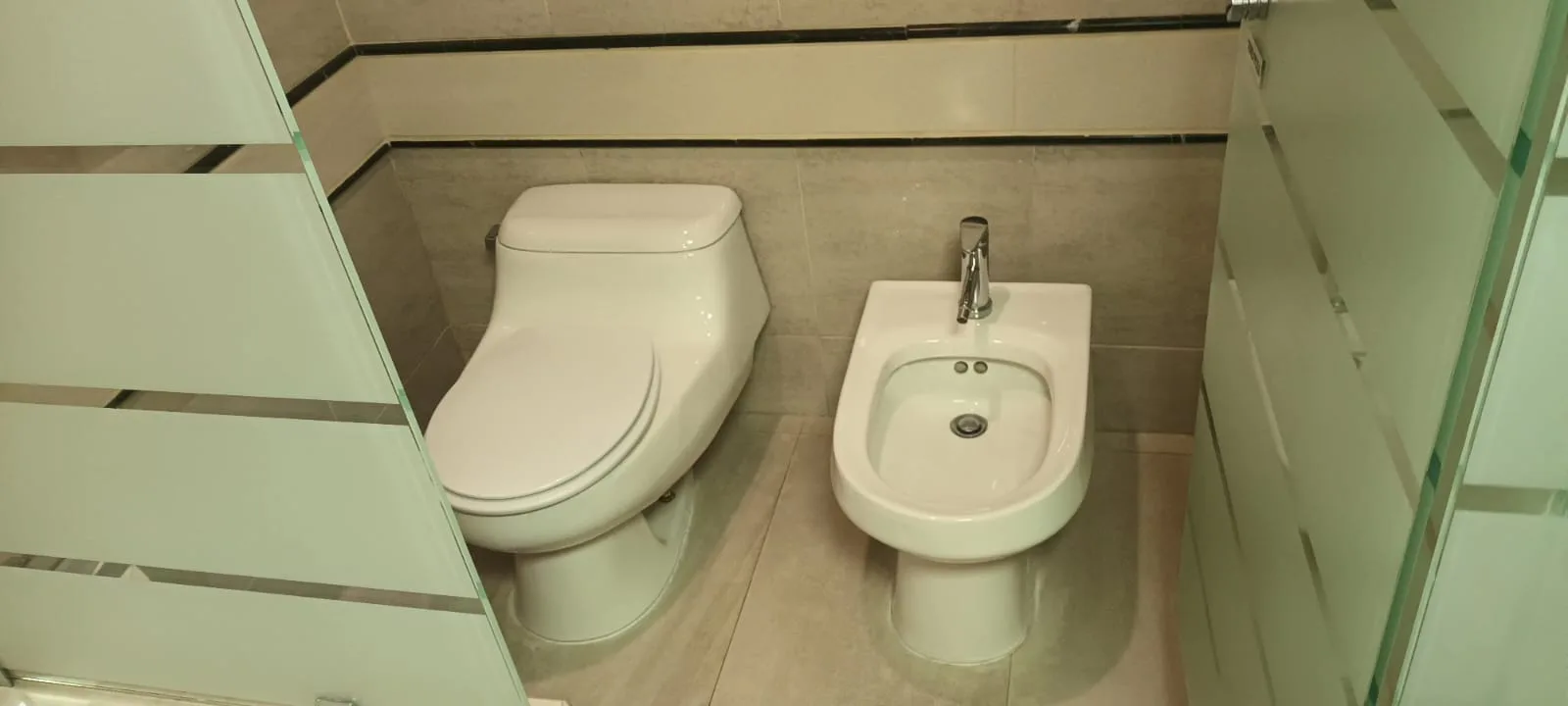 Moderne Toilette und Bidet in Badezimmer