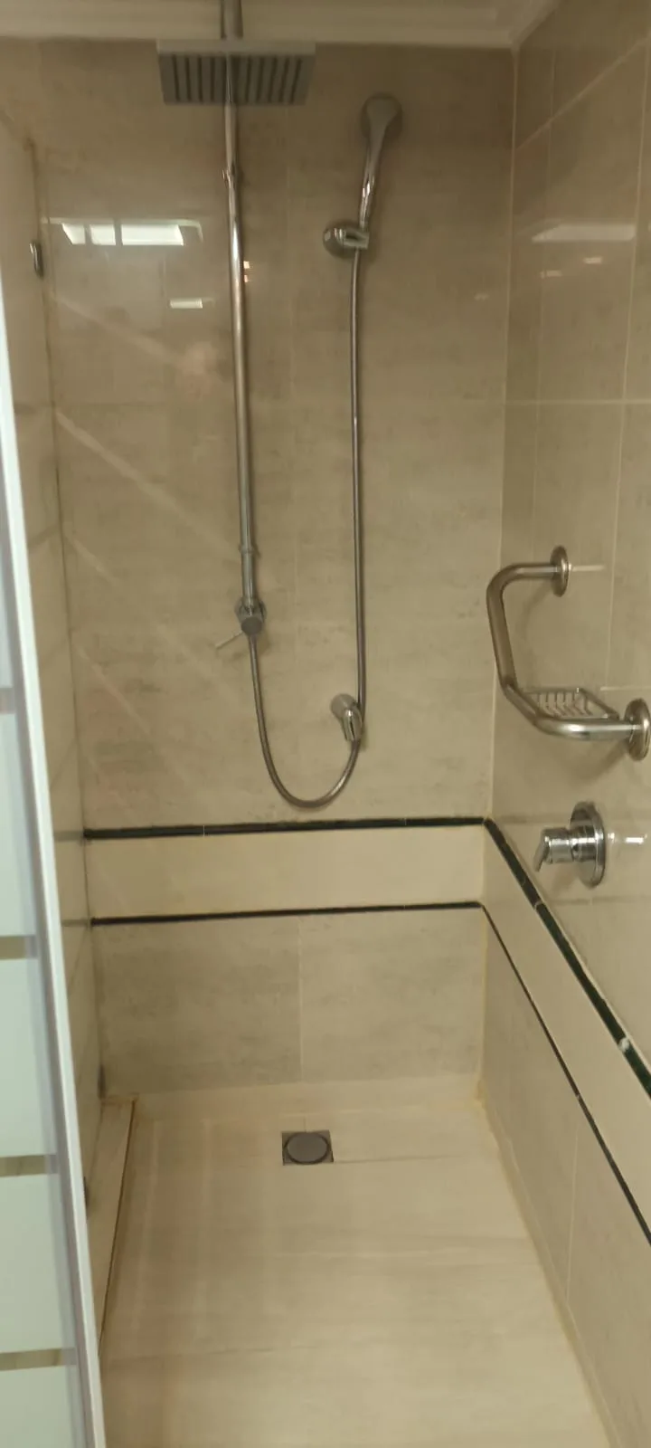Duschbereich mit Regendusche und Handbrause