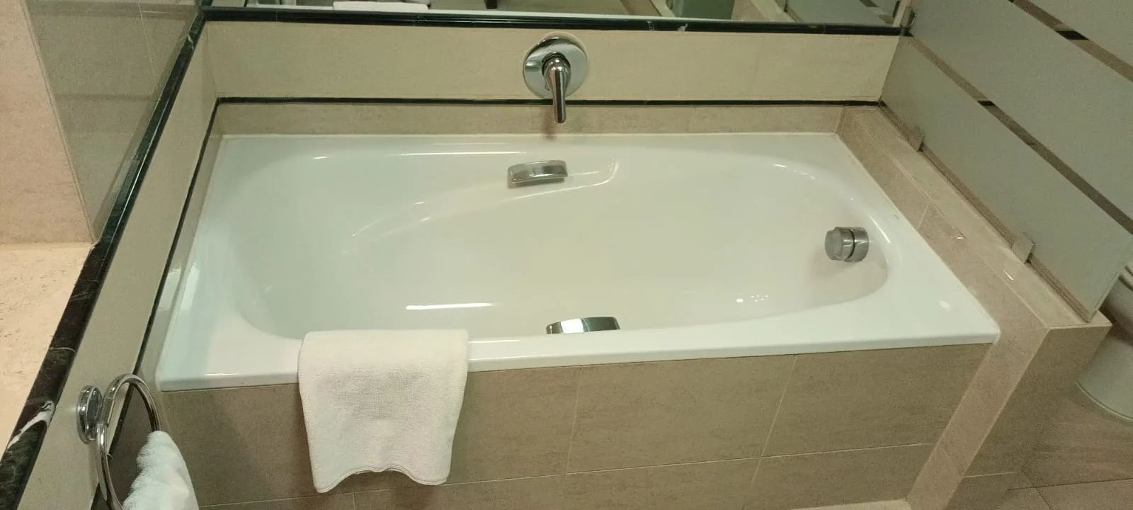 Moderne Badewanne mit Glaswand im Badezimmer