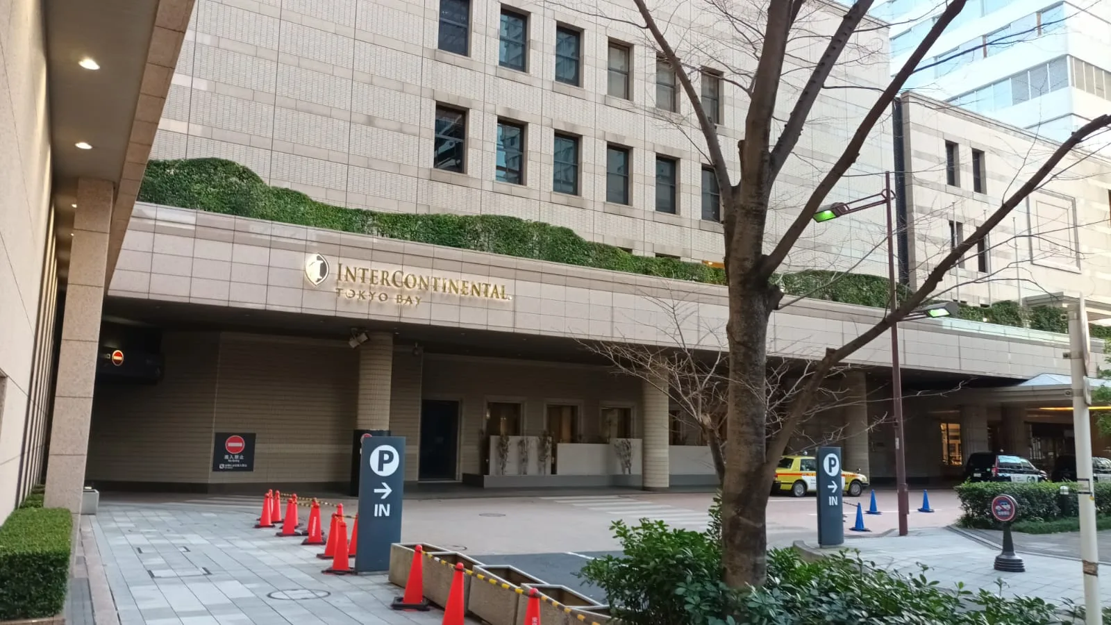 Eingangsbereich des InterContinental Tokyo Bay mit Schildern und Parkplatzmarkierungen