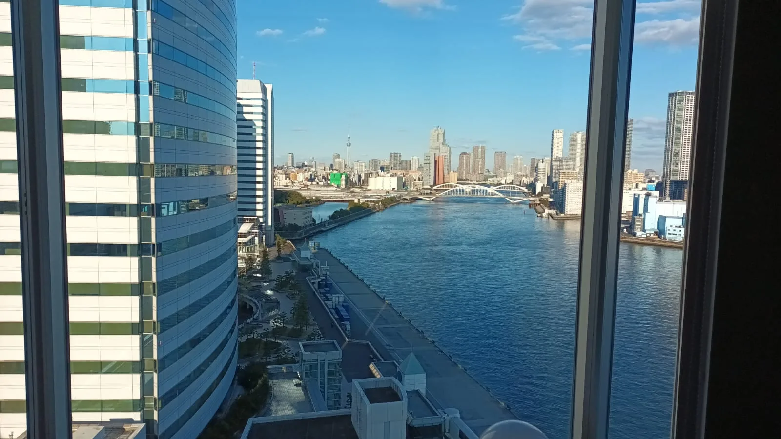 Hotelzimmerfenster mit Blick auf Fluss und Stadt