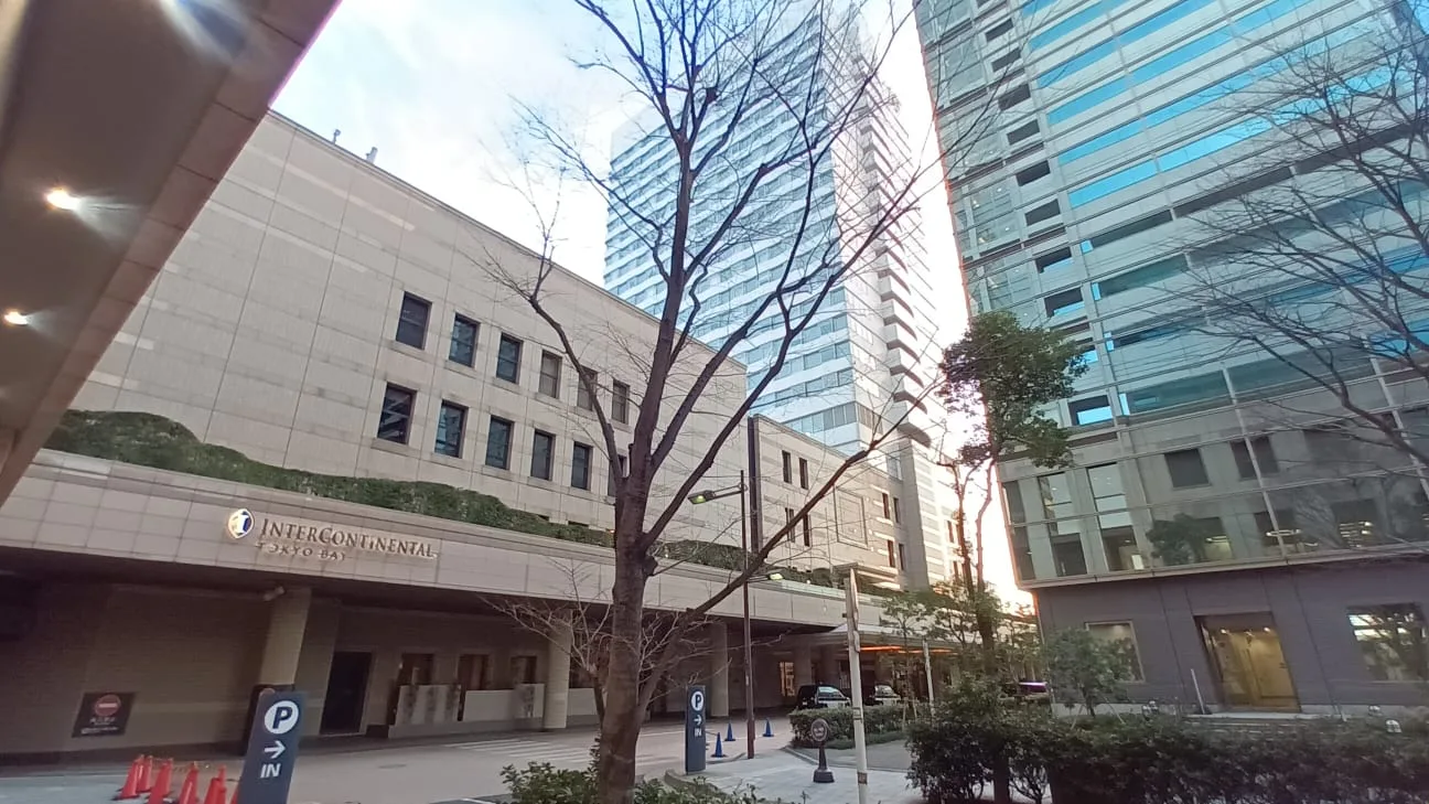 Eingangsbereich des InterContinental Tokyo Bay mit Schildern und Bäumen