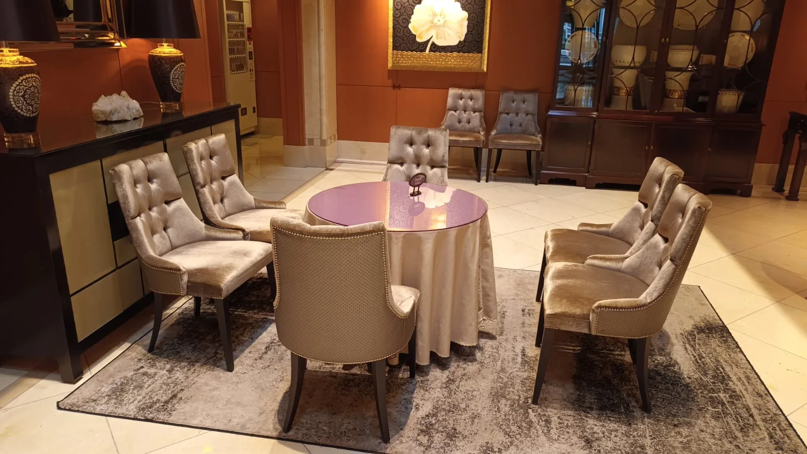 Hotellobby mit runder Tischgruppe und gepolsterten Stühlen
