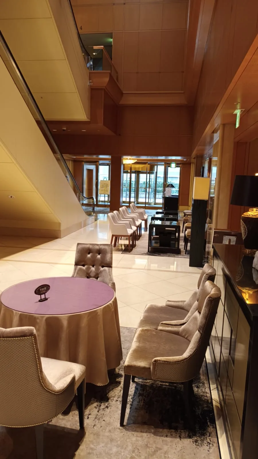 Lobbybereich eines Hotels mit Sesseln und Couchtisch