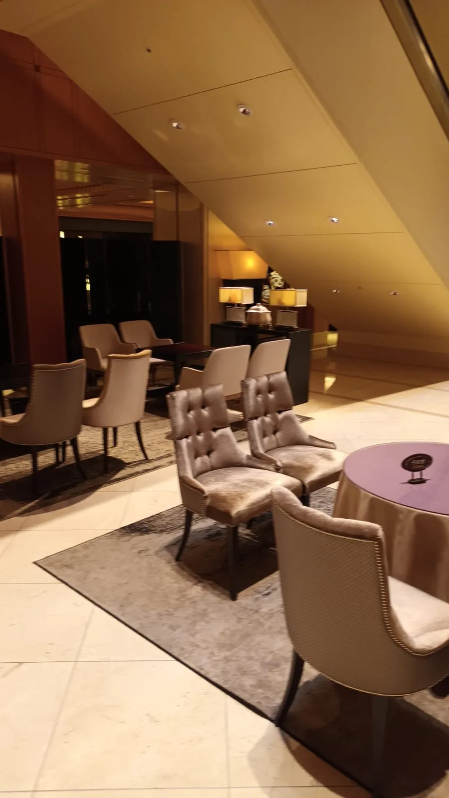Lounge mit eleganten Stühlen und runden Tischen im Luxushotel