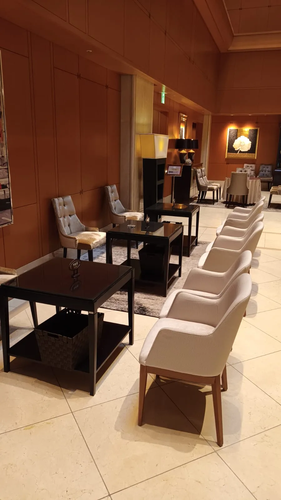 Lounge mit Stühlen und Couchtischen im Hotel