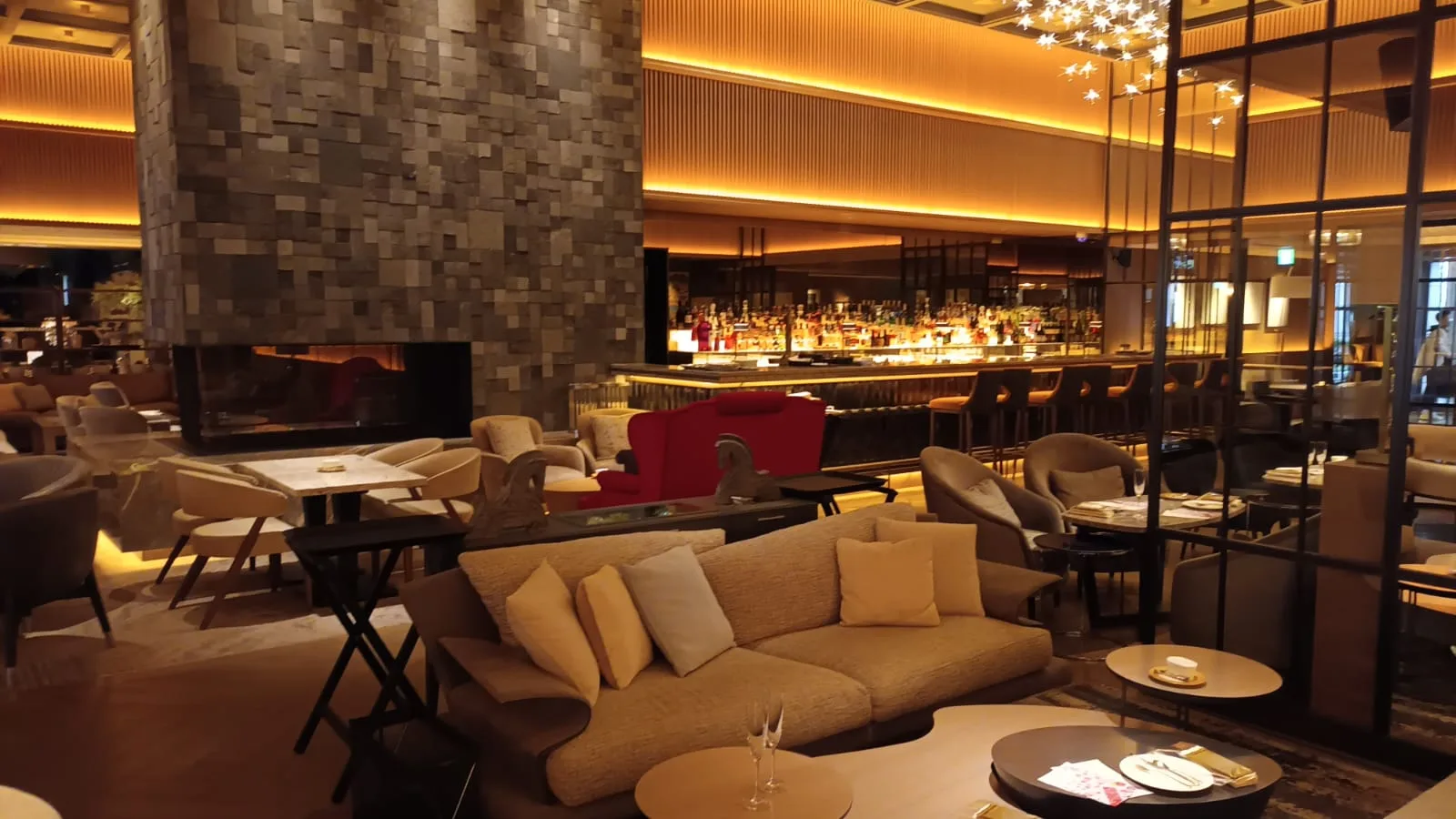 Lounge mit Sesseln und Couch im Hotel