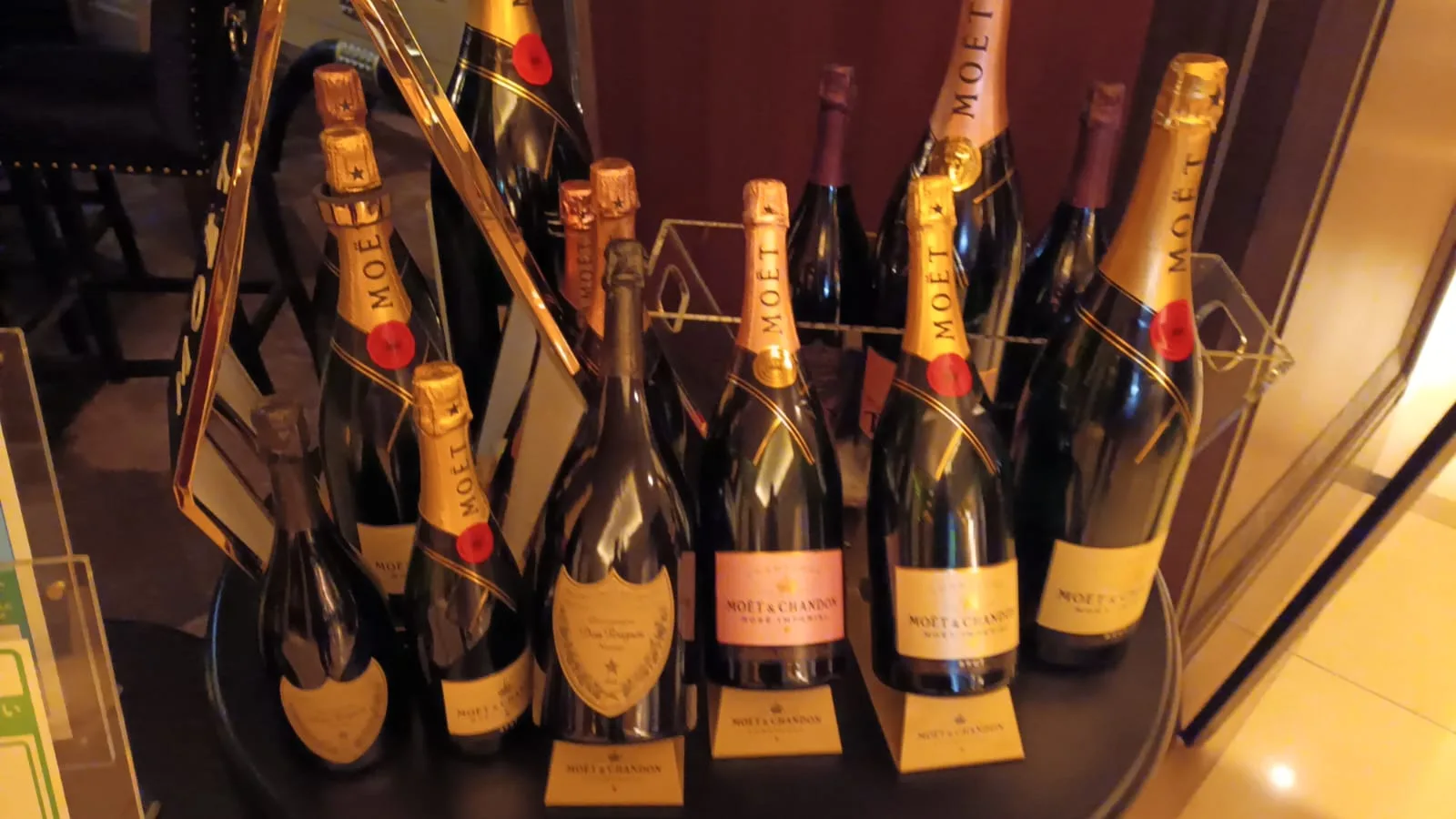 Reihen von Champagnerflaschen mit Etiketten von Moët & Chandon