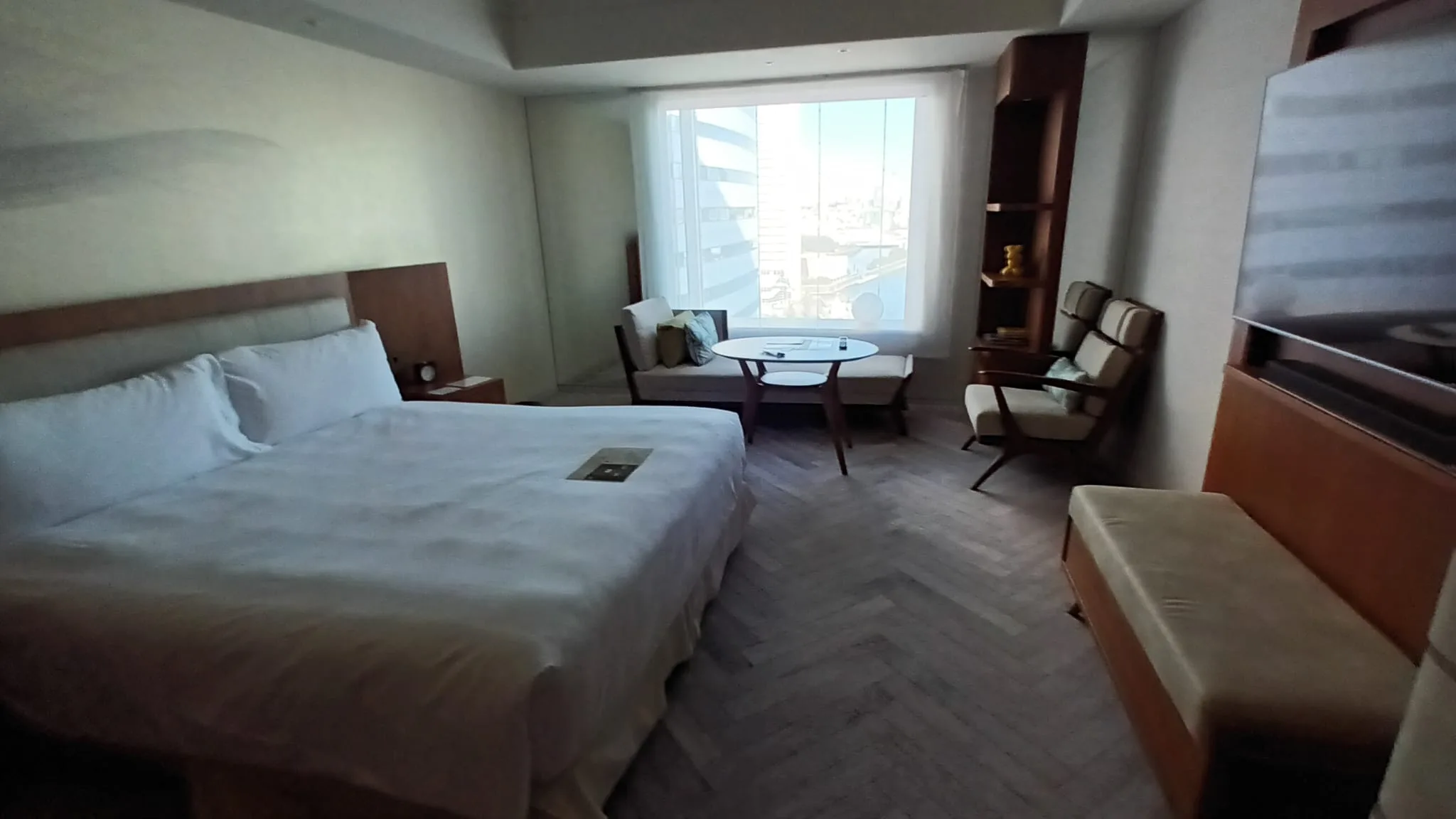 Hotelzimmer mit Doppelbett und Sitzgelegenheit