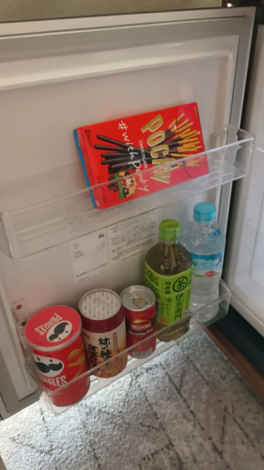 Mini-Kühlschrank mit Snacks und Getränken