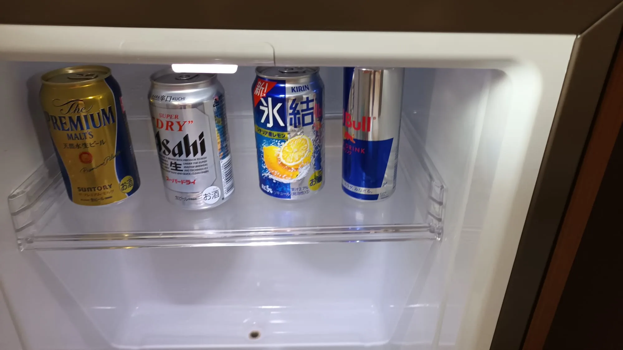 Mini-Kühlschrank mit Getränkedosen