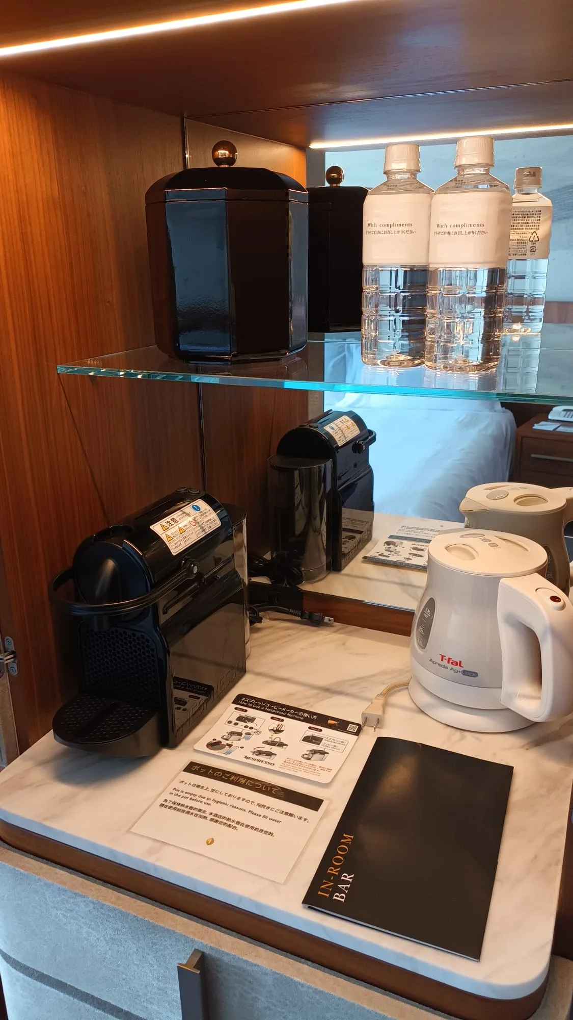 Hotelzimmer mit Kaffeemaschine, Wasserkocher und Mineralwasserflaschen