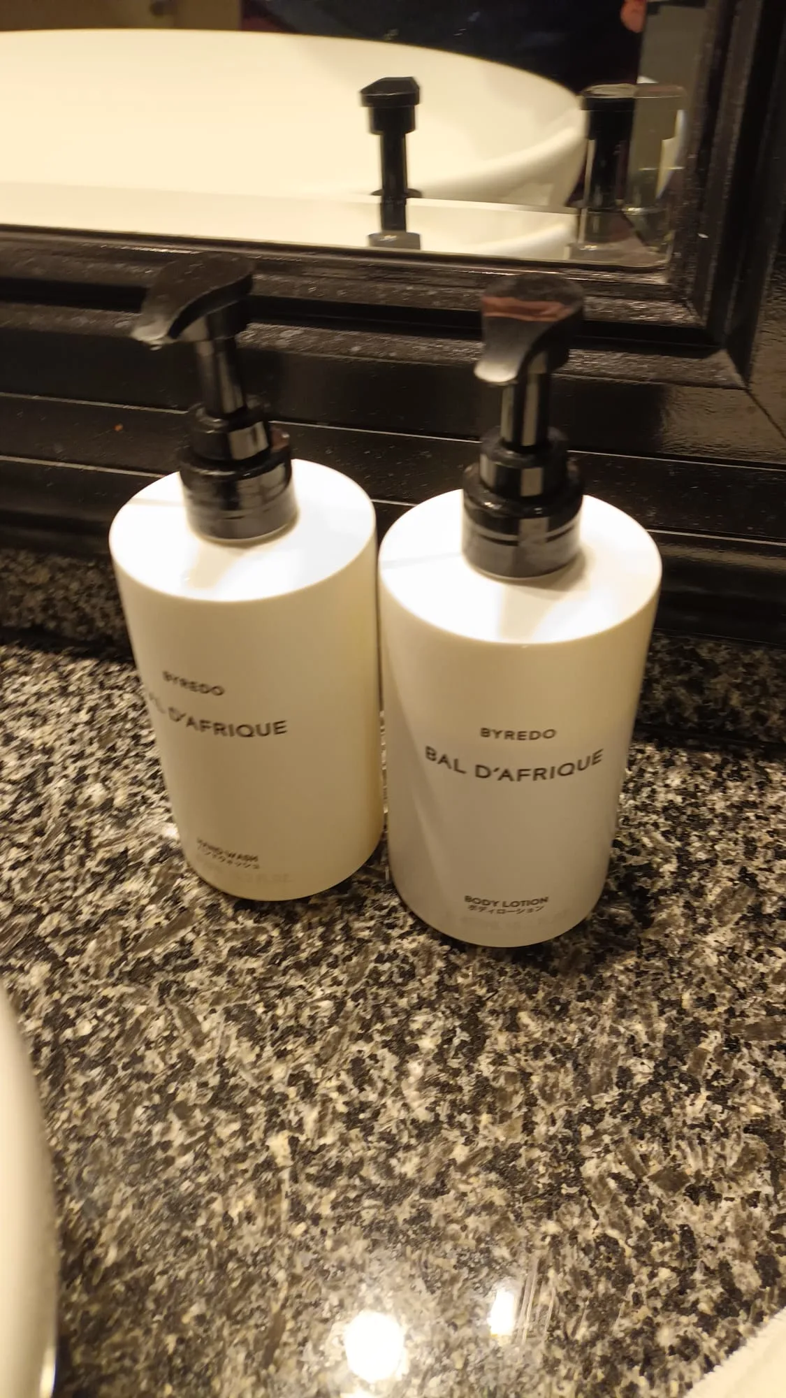 Zwei Flaschen Byredo Bodylotion auf Marmoruntergrund