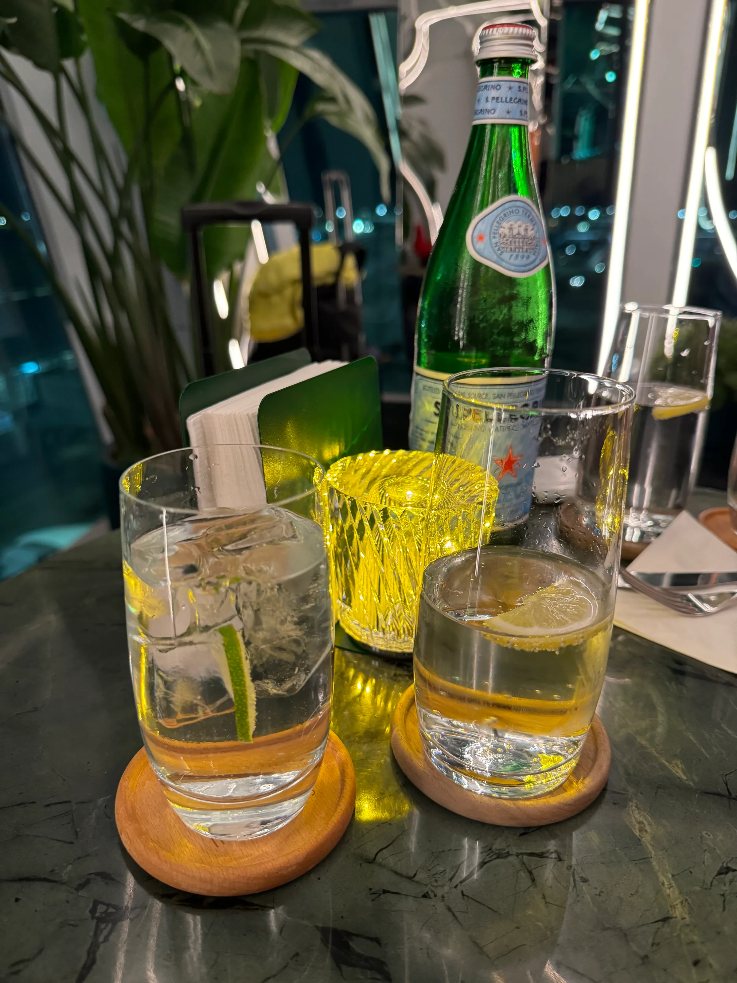 Geschenkset mit Mineralwasserflasche und Gläsern auf Tisch