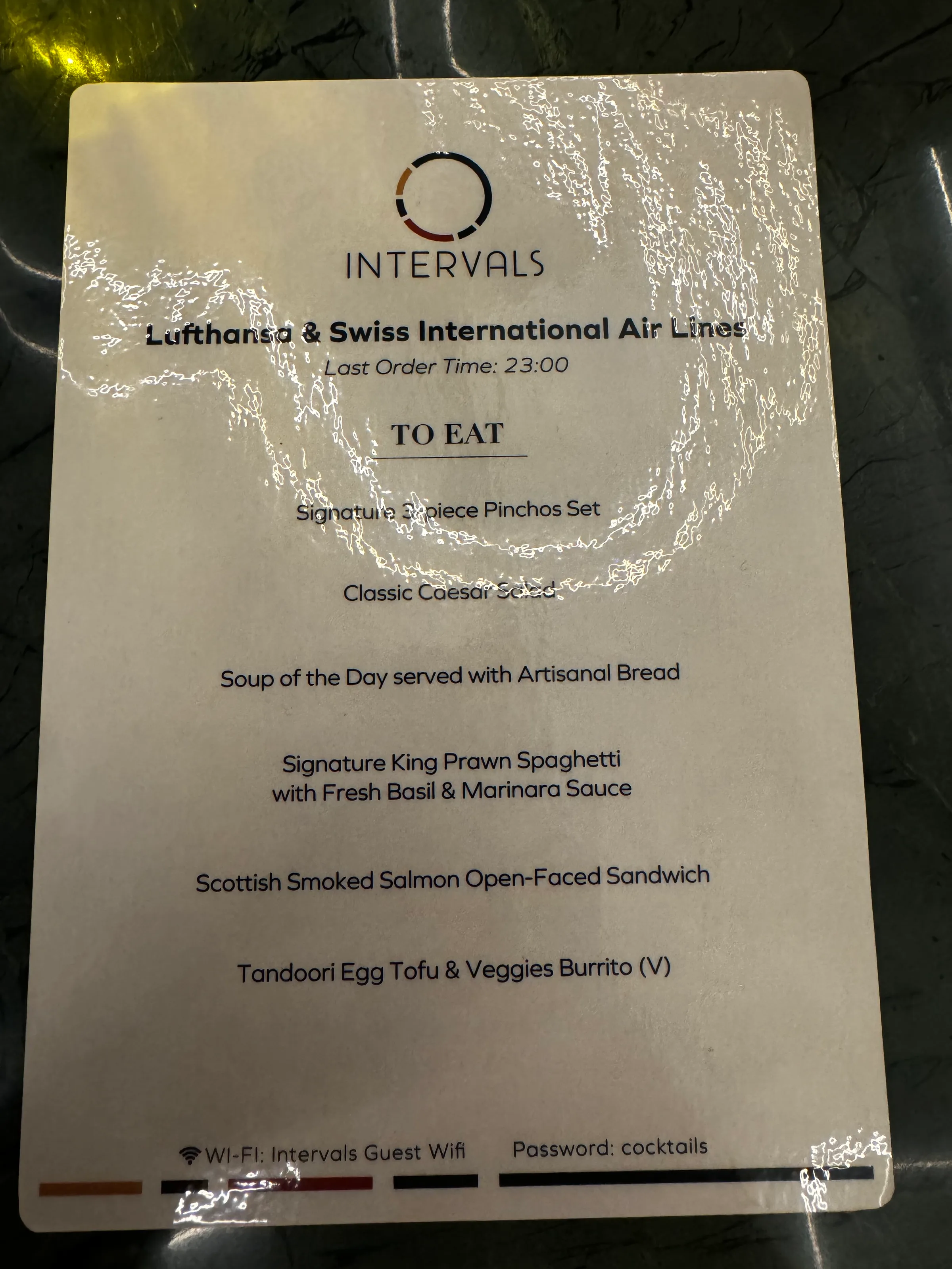 Speisekarte für Lufthansa und Swiss International Airlines im INTERVALS Sky Bar & Restaurant