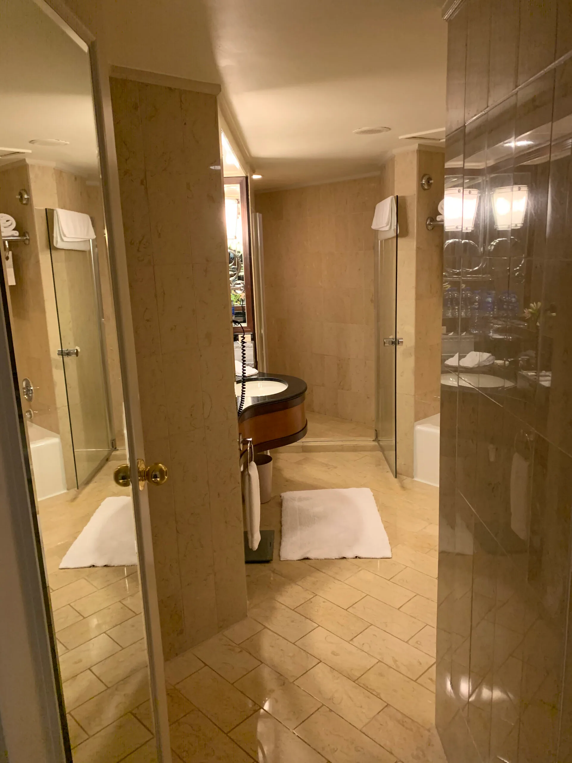 Hotelzimmer mit Kaffeemaschine und Getränken auf dem Tisch