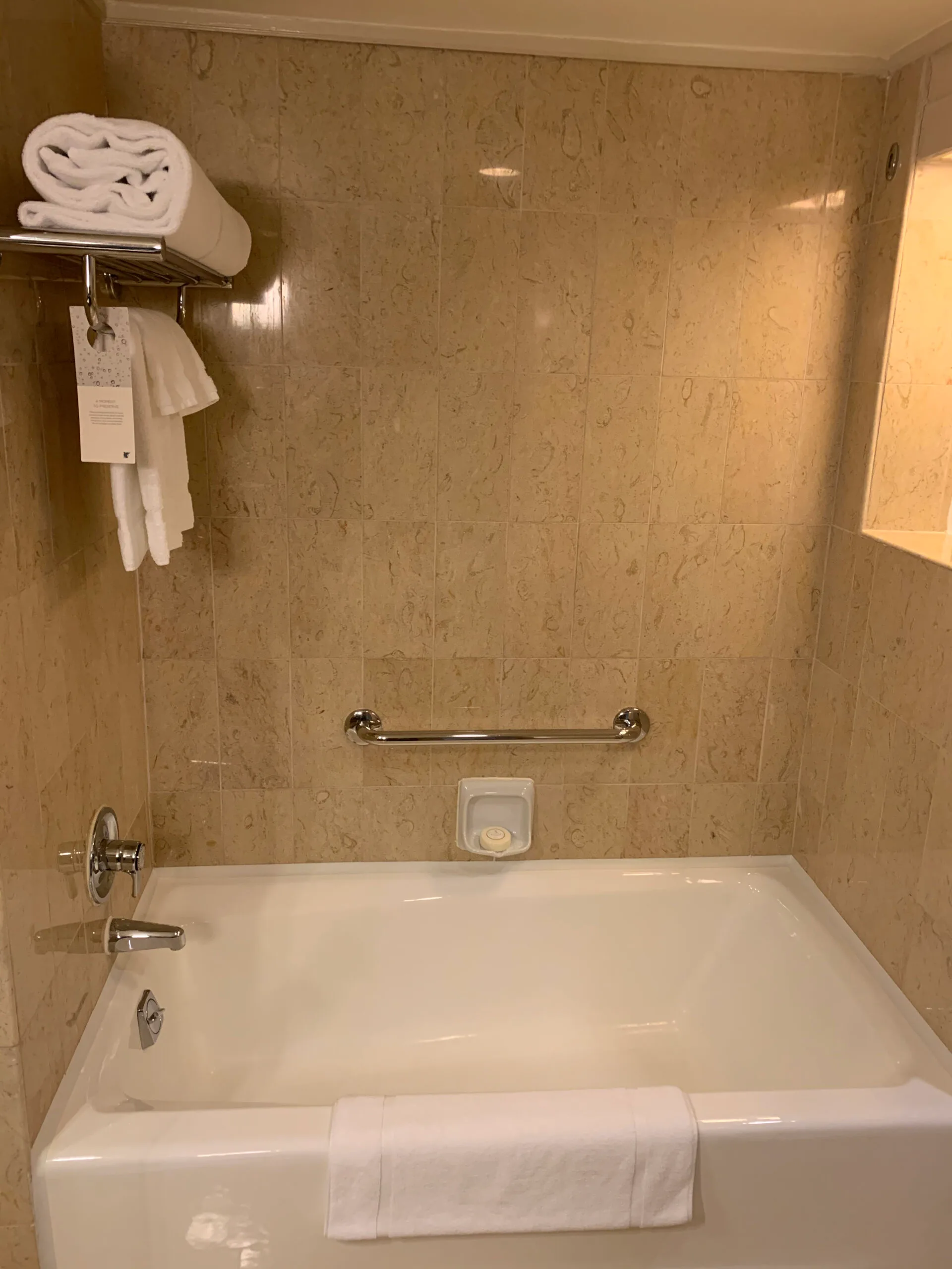 Doppelbett im Hotelzimmer mit dekorativen Kissen