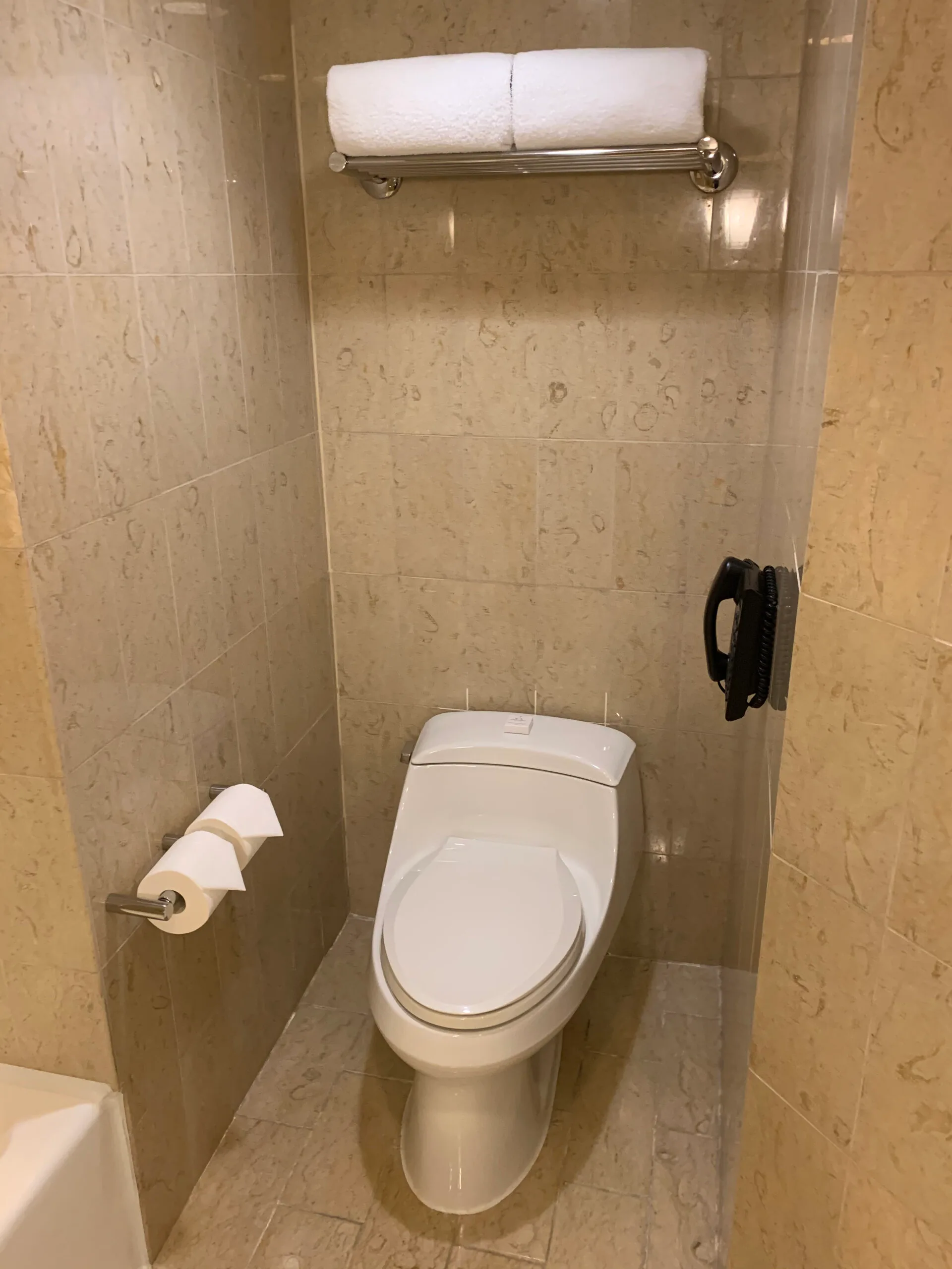 Hotelzimmer mit Sessel und Couch im Vordergrund