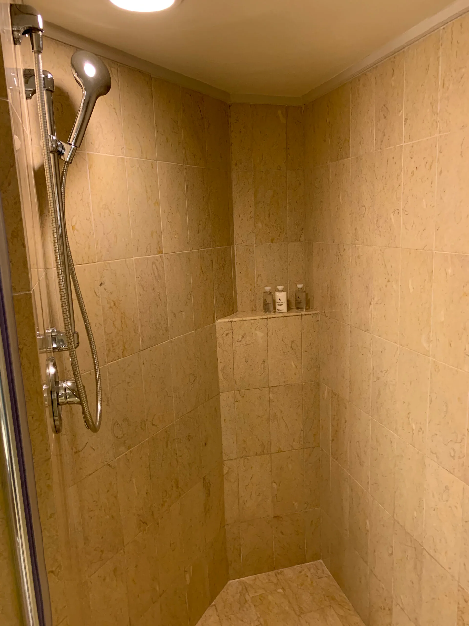 Holztablett mit Teelichtern und Honig auf Tisch im Hotelzimmer