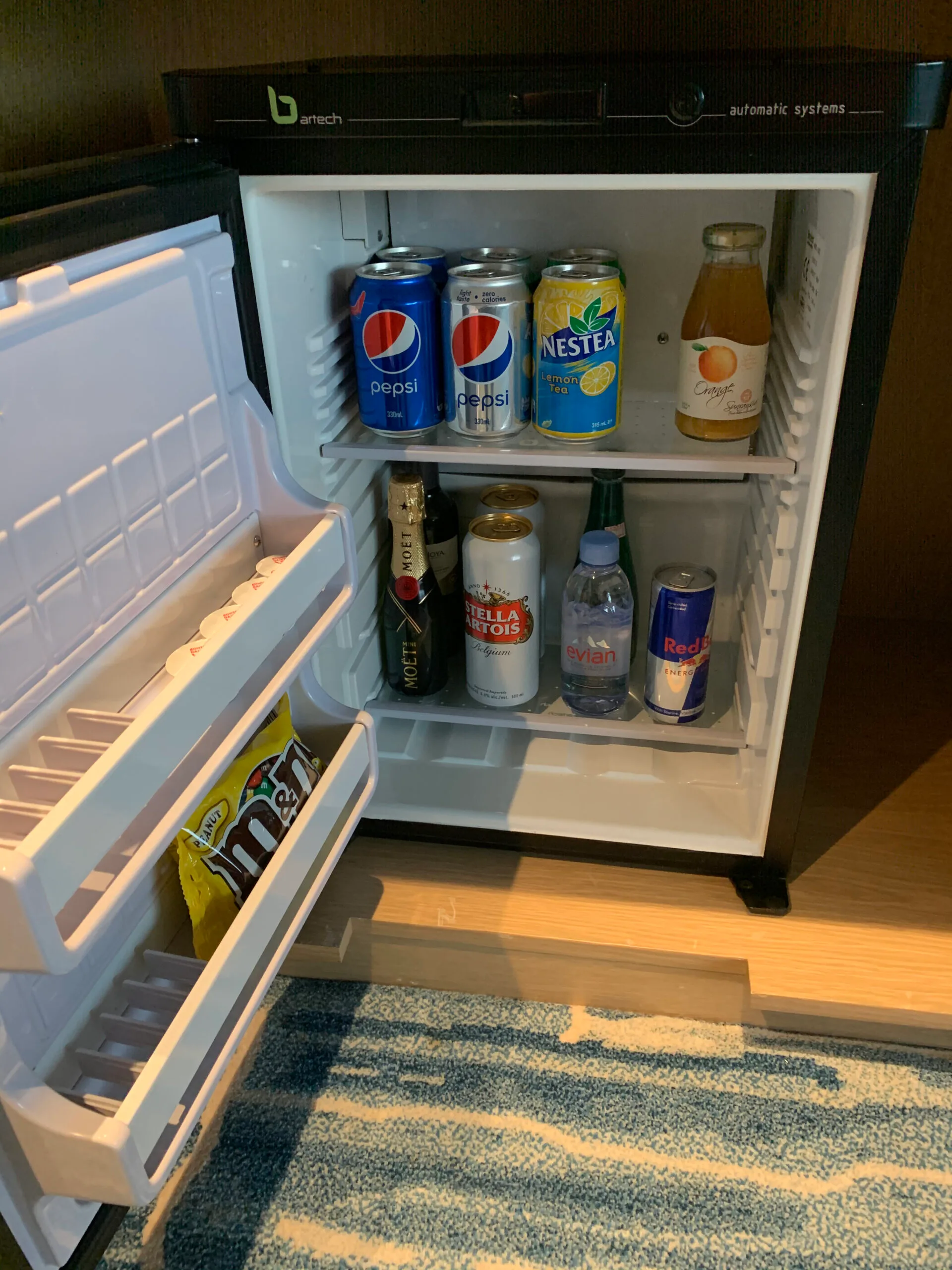 Mini-Kühlschrank mit Getränken und Snacks